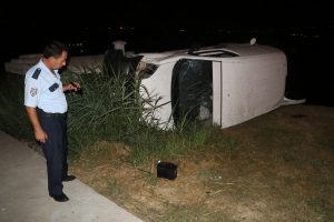 Aracıyla takla atan s&uuml;r&uuml;c&uuml;, olay yerinden ka&ccedil;tı