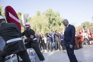 Başbakan Yıldırım, Kıbrıs'ta Atat&uuml;rk Anıtı'na &ccedil;elenk bıraktı