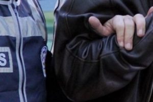 Mahkeme heyetine k&uuml;freden FET&Ouml; sanığı yakınına g&ouml;zaltı