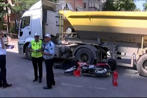 Hafriyat kamyonunun altında kalan motosikletli s&uuml;r&uuml;c&uuml; hayatını kaybetti