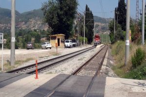 Tren yoluna d&ouml;şenen bomba patlatıldı