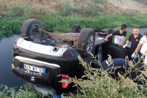 Otomobil kanala devrildi: 2'si &ccedil;ocuk 5 yaralı
