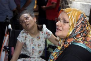 Bursa'da engelli kızın &ccedil;antasını &ccedil;alan kapka&ccedil;&ccedil;ı &ccedil;ocuk &ccedil;ıktı