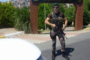 İstanbul'da parklar ve kıraathanelere polis baskını