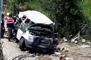 Minib&uuml;s takla attı: 1 &ouml;l&uuml;, 1 yaralı