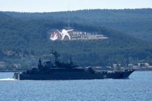 Rus savaş gemisi &Ccedil;anakkale Boğazı'ndan ge&ccedil;ti