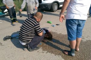 Bursa'da motosiklet s&uuml;r&uuml;c&uuml;s&uuml; kız kamyonetin altında kaldı