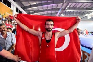 G&uuml;reşte T&uuml;rkiye'nin altın Yiğit'i