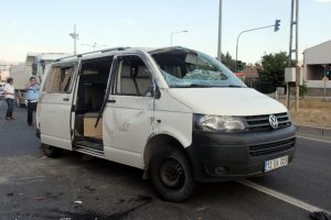 Minib&uuml;s ile kamyonet &ccedil;arpıştı: 5 yaralı