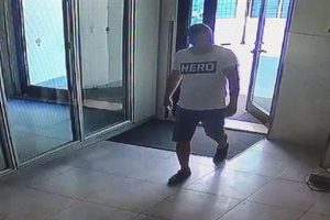 "Hero" yazılı tiş&ouml;rt giyen kişi tutuklandı