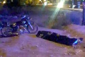 Motosikletten d&uuml;şen kasksız gen&ccedil; &ouml;ld&uuml;