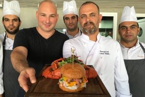 &Uuml;nl&uuml; tatil merkezinde &ccedil;eyrek altın fiyatına hamburger