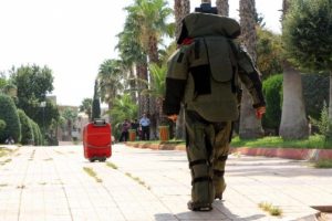Park girişindeki kırmızı valiz, bomba paniği yaşattı
