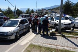 Karab&uuml;k'te 2 otomobil &ccedil;arpıştı: 3 yaralı