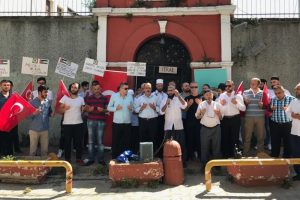 Sinagog kapısına x-ray cihazı bıraktılar