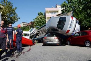 Beykoz'da otomobil y&uuml;kl&uuml; TIR devrildi