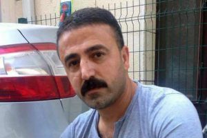 Odunla kafasına vurulan şahıs &ouml;ld&uuml;