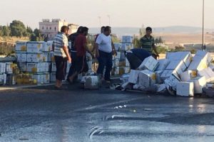 TIR'daki sıvı yağ yola d&ouml;k&uuml;ld&uuml;