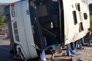 İş&ccedil;i servisi otomobille &ccedil;arpıştı: 2'si ağır 19 yaralı