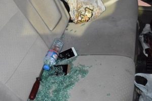 Camı kırıp 20 bin liralık ziynet eşyası &ccedil;aldılar
