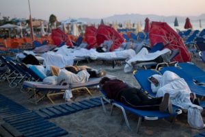 Turistleri şezlonglarda uyumaya zorluyorlar