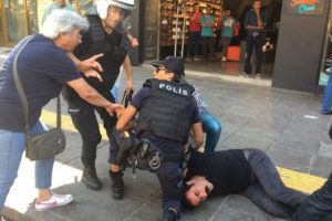 &Ouml;zak&ccedil;a ve G&uuml;lmen protestosuna polis m&uuml;dahalesi