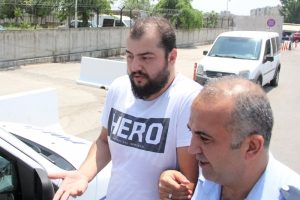 "Hero" yazılı tiş&ouml;rtle sınava giren kişiye g&ouml;zaltı