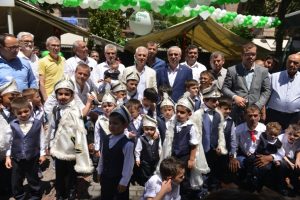 Bursa Nil&uuml;fer Belediye Başkanı Bozbey, s&uuml;nnet &ccedil;ocuklarının heyecanına ortak oldu