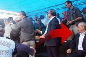 Protokolde kavga &ccedil;ıktı, Bakan korumalar tarafından uzaklaştırıldı