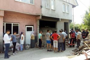 Oyun oynayan &ccedil;ocukların &uuml;zerine duvar &ccedil;&ouml;kt&uuml;: 4 yaralı