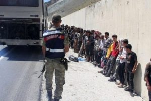 Erzincan ve Ağrı'da 223 ka&ccedil;ak g&ouml;&ccedil;men yakalandı