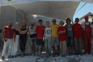 Bu k&ouml;y&uuml;n mimarisini &uuml;niversiteli heykeltıraşlar yeniliyor