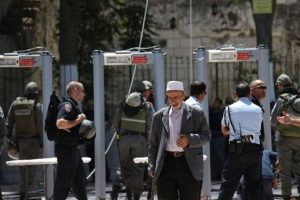 İsrail: Metal dedekt&ouml;rler kaldırılmayacak