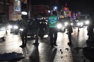 Kamyona &ccedil;arpan motosiklet s&uuml;r&uuml;c&uuml;s&uuml; &ouml;ld&uuml;