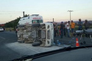 Minibüs otomobille çarpıştı: 5'i çocuk 11 yaralı