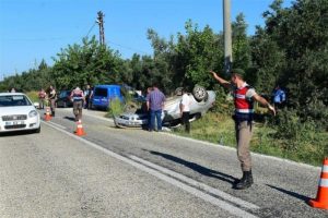 Bursa'da ehliyetsiz s&uuml;r&uuml;c&uuml;, kavşakta otomobile &ccedil;arptı: 3 yaralı
