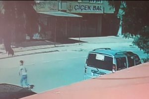Otomobilin &ccedil;ocuğa &ccedil;arptığı anlar kameraya yansıdı!