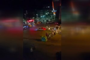 Şehir magandaları caddede drift yaptı, havaya ateş a&ccedil;tı