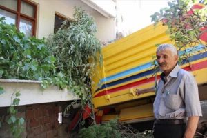Freni patlayan kamyon eve girdi