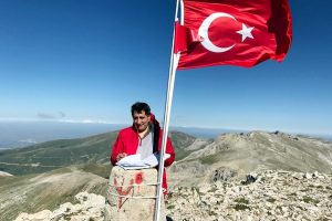 Bursa Valisi K&uuml;&ccedil;&uuml;k, Uludağ'ın zirvesine &ccedil;ıktı