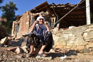 Depremde yıkılan evine değil &ouml;len civcivlerine ağladı