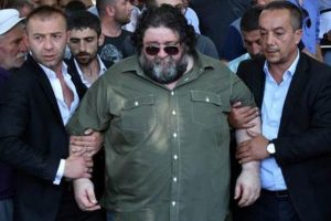 Polis g&ouml;zetiminde cenazeye katıldı, iki oğlunu toprağa verdi