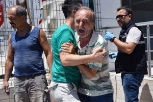 Temizlik g&ouml;revlisi pencere silerken d&uuml;ş&uuml;p &ouml;ld&uuml;