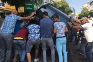 Cipi kaldırıp aracın altında kalan yaralı kadını &ccedil;ıkardılar
