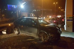 Halk otob&uuml;s&uuml; otomobille &ccedil;arpıştı: 2 yaralı