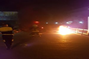 Polise yakalanmamak i&ccedil;in motosikleti ateşe verdi