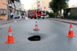 Fatih'te yol &ccedil;&ouml;kt&uuml; cadde ara&ccedil; trafiğine kapandı