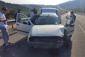 Uyuyan s&uuml;r&uuml;c&uuml; tıra &ccedil;arptı