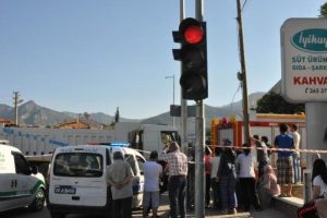 Kırmızı ışıkta ge&ccedil;en s&uuml;r&uuml;c&uuml; &ouml;ld&uuml;