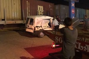 Tren hafif ticari araca &ccedil;arptı: 1 yaralı